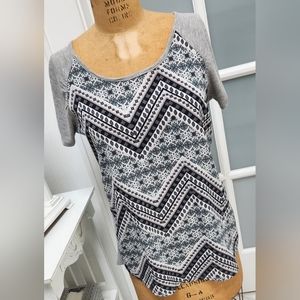 Maurices ZigZag Short Sleeve Boat Neck Tee Shirt EUC